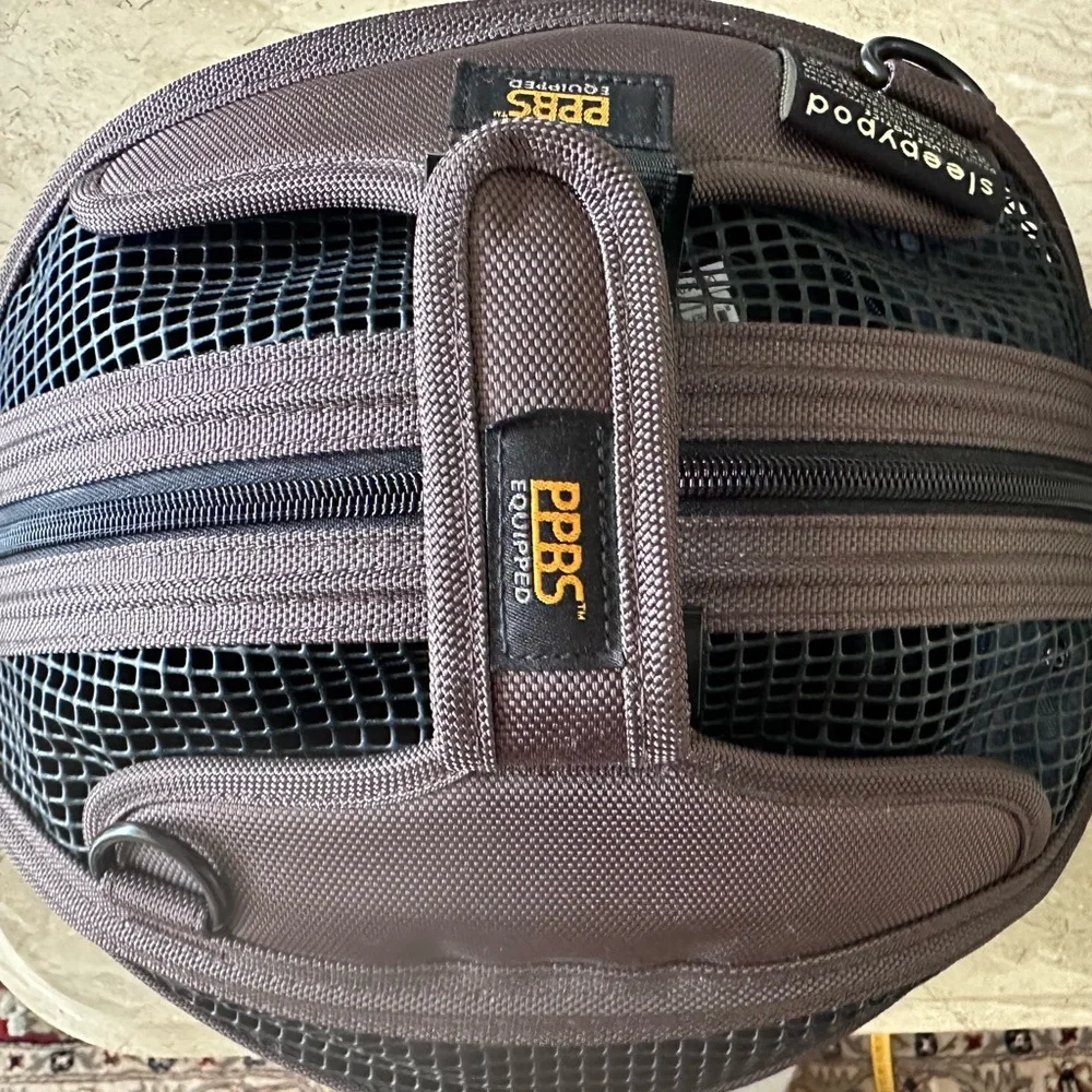 #103 Sleepypod Mini Brown for 3.3 dog. EUC